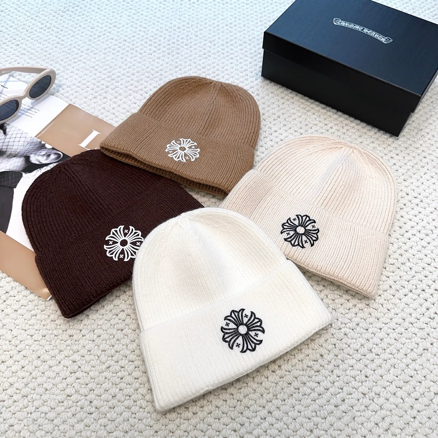 P46 🤍Chrome hearts new autumn and winter cross knitted hat🧶 One of the must-have hats in autumn and winter~ It really looks good on whoever wears it~, it is also a perfect match in black and white and gray in autumn~
